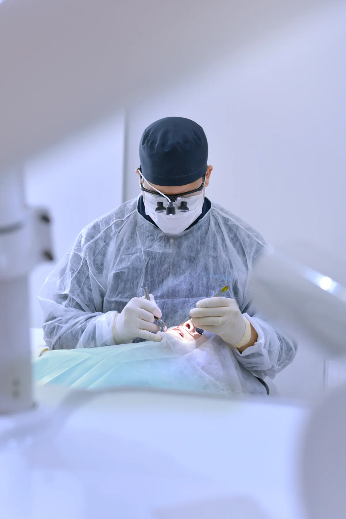 Dr. Lucas Hansen durante um procedimento